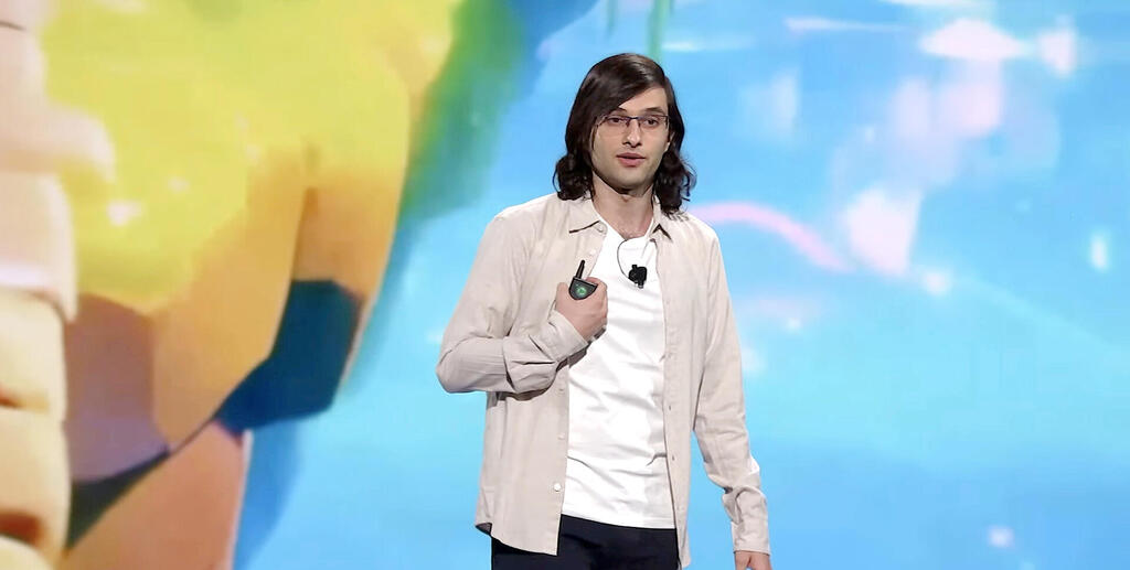 דין לייטרסדורף מדגים וידיאו בזמן אמת כשדמותו מופיעה באנימציה במהלך כנס של אמזון