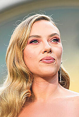 פנאי סקרלט ג'והנסון ו אלינור הגדולה