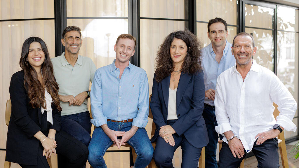 שותפי קרן קומרה מימין ארז שחר , עמרי סטרול , שרון ברזיק כהן , בועז מוריס , בועז דינטי ו רעות יהודה גולן 