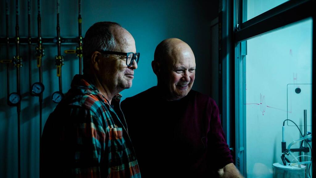 Prof. Avner Rothschild (left), Prof. Gideon Grader of H2Pro (Daniel Campos) ארליך H2PRO - פרופ׳ גידי גרדנר, פרופ׳ אבנר רוטשילד