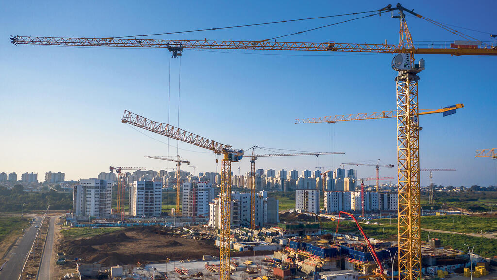 אשקלון. 430 דירות נמכרו בעיר בינואר־אוקטובר השנה, ירידה של 44% לעומת התקופה המקבילה (צילום: תומר שונם הלוי) אתר בנייה אשקלון עיר היין מנוף מנופים