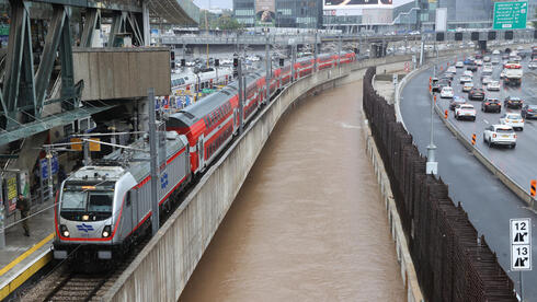 צילום: יריב כץ הסופה ביירון הגיעה: מי יפצה אותי על נזק לבית ומה הדין אם איני יכול להגיע לעבודה?