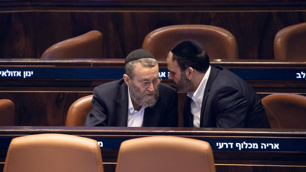 מימין: חברי הכנסת ינון אזולאי (ש"ס) ומשה גפני (דגל התורה). תחרות על הקרדיט לפתרון המשבר הפיקטיבי (צילום: אלכס קולומויסקי) ינון אזולאי חבר כנסת שס משה גפני חבר כנסת יהדות ה תורה ב מליאת ה כנסת