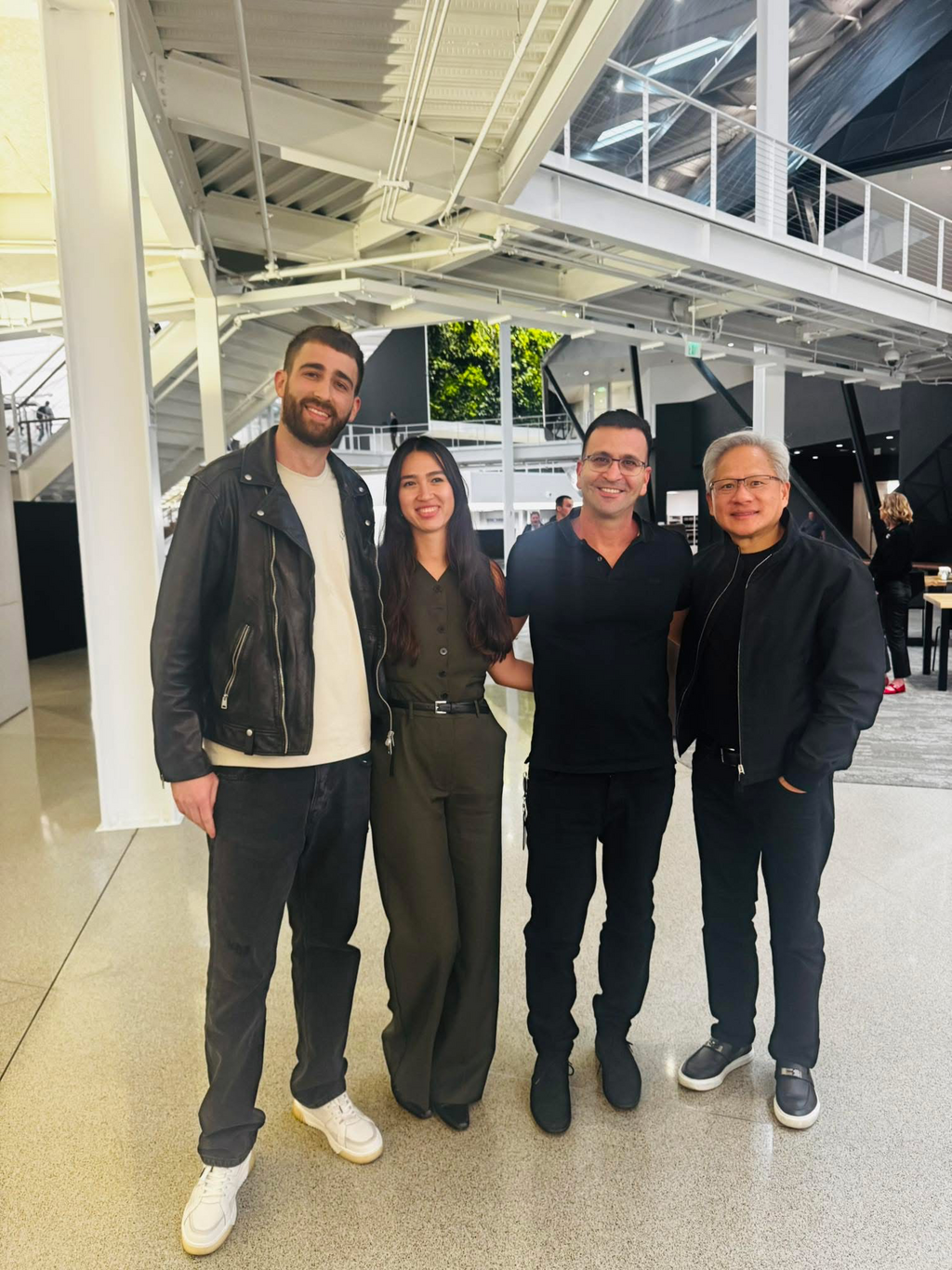 ג'נסן הואנג יחד עם אבינתן אור ונועה ארגמני ולצידם תמיר עזרזר סגן נשיא בכיר באנבידיה (צילום: אנבידיעה) ג'נסן הואנג אבינתן אור ו נועה ארגמני עם עם תמיר עזרזר סגן נשיא בכיר באנבידיה ביקור במטה אנבידיה בארה"ב