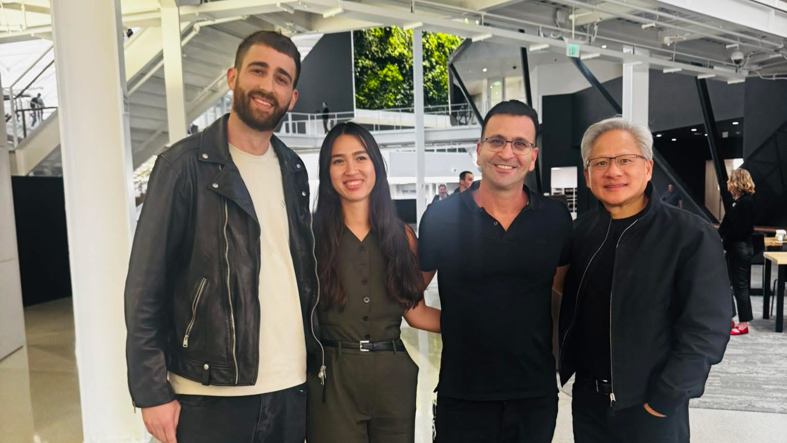 ג'נסן הואנג אבינתן אור ו נועה ארגמני עם עם תמיר עזרזר סגן נשיא בכיר באנבידיה ביקור במטה אנבידיה בארה"ב