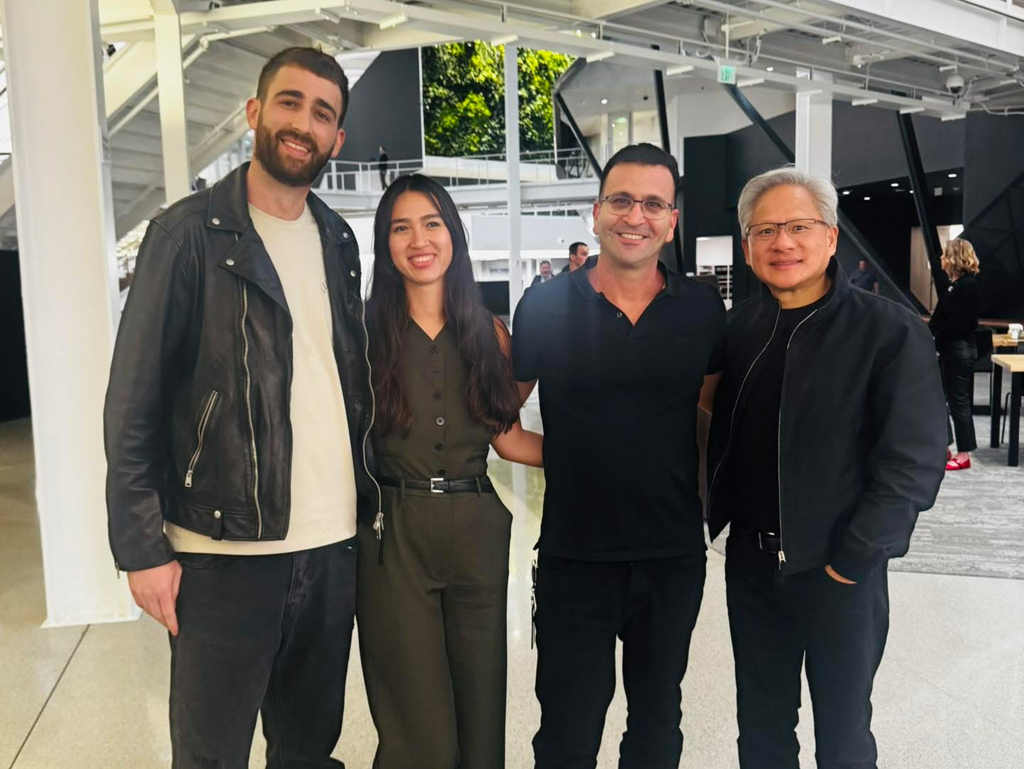 Jensen Huang (from right), Tamir Azarzar, Noa Argamani, Avinatan Or. (Photo: Nvidia) ג'נסן הואנג אבינתן אור ו נועה ארגמני עם עם תמיר עזרזר סגן נשיא בכיר באנבידיה ביקור במטה אנבידיה בארה"ב