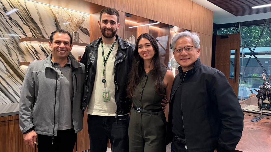 ג'נסן הואנג יחד עם אבינתן אור, נועה ארגמני ועמית קריג (צילום: אנבידיה) ג'נסן הואנג אבינתן אור ו נועה ארגמני ו עמית קריג סגן נשיא בכיר ומנהל מרכז הפיתוח של אנבידיה בישראל - בביקור במטה אנבידיה בארה"ב