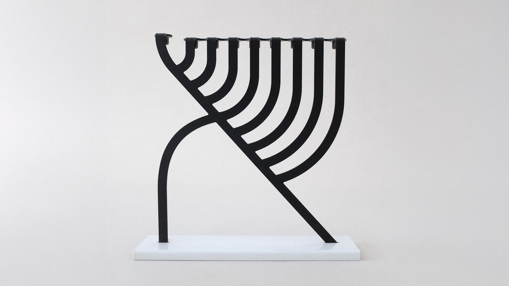 צילום: רוני כנעני פנאי חנוכייה של אאא א"ב של חנוכה