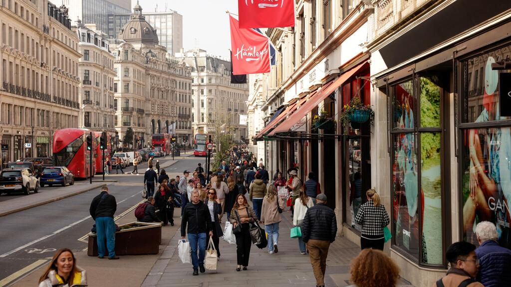 רחוב הקניות ריג'נט בלונדון (צילום: בלומברג) קניות ב רחוב ריג'נט לונדון בריטניה צמיחה אינפלציה 2