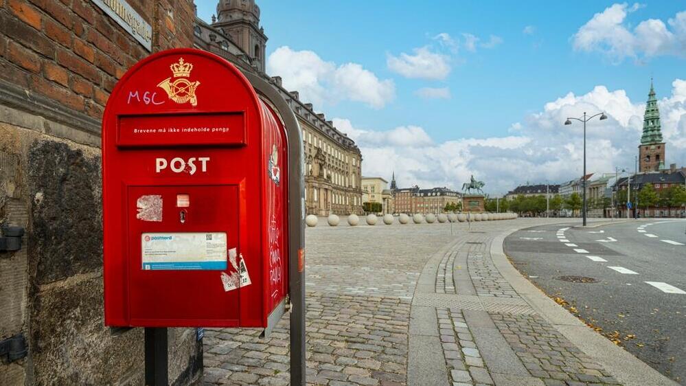 תיבת דואר בקופנהגן, דנמרק. החזר על הבולים (צילום: Shutterstock) תיבת דואר בקופנהאגן דנמרק