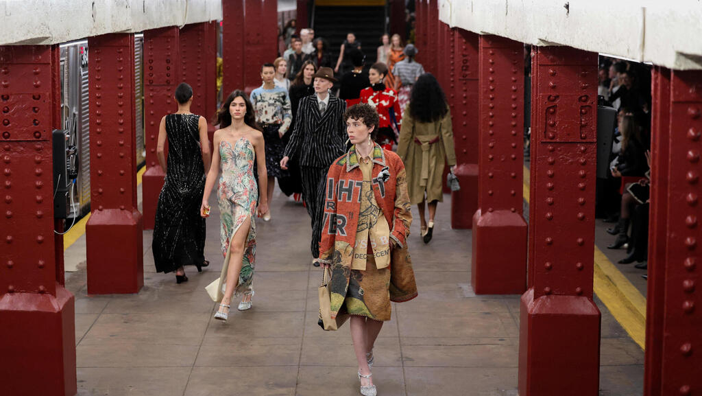 פנאי התצוגה של שאנל ברכבת בתחתית רפרנסים ומחוות לניו יורק