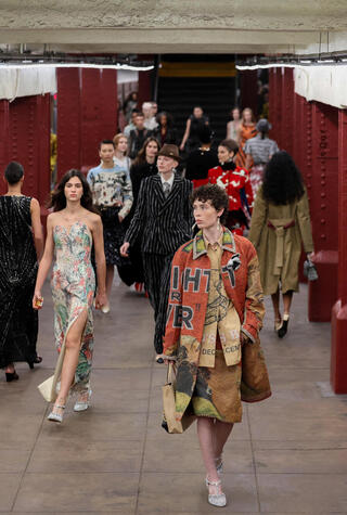 פנאי התצוגה של שאנל ברכבת בתחתית רפרנסים ומחוות לניו יורק