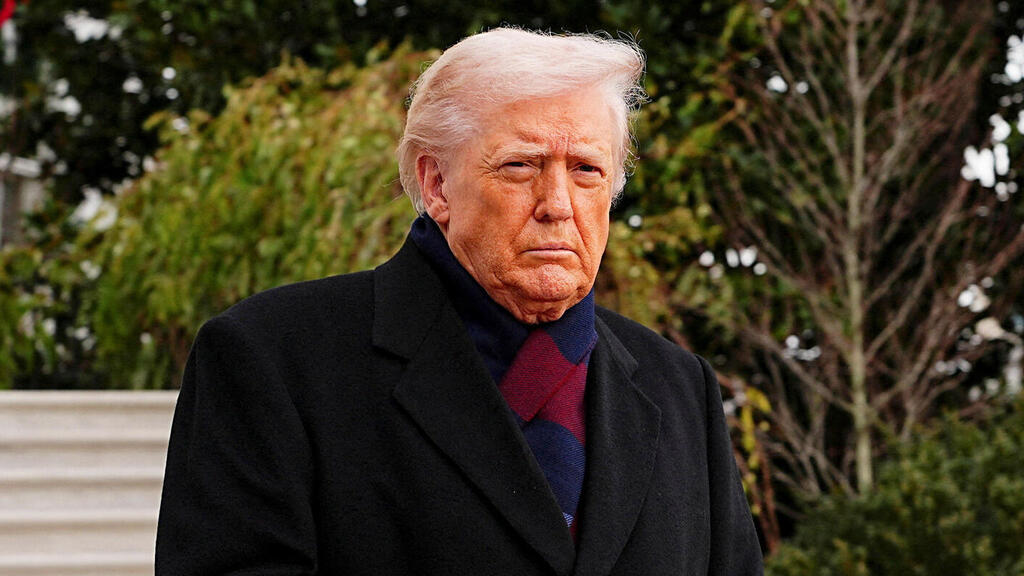 דונלד טראמפ. לטענתו הוא שומר על העובדים האמריקאים (צילום: REUTERS/Aaron Schwartz) נשיא ארה"ב דונלד טראמפ עם כובע MAGA