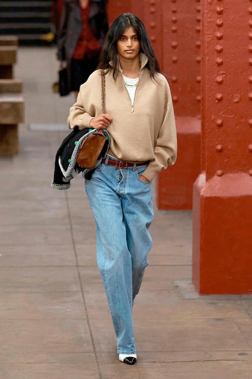 פנאי תצוגת אופנה של שאנל ברכבת בתחתית של ניו יורק בהאוויתה מנדאווה 