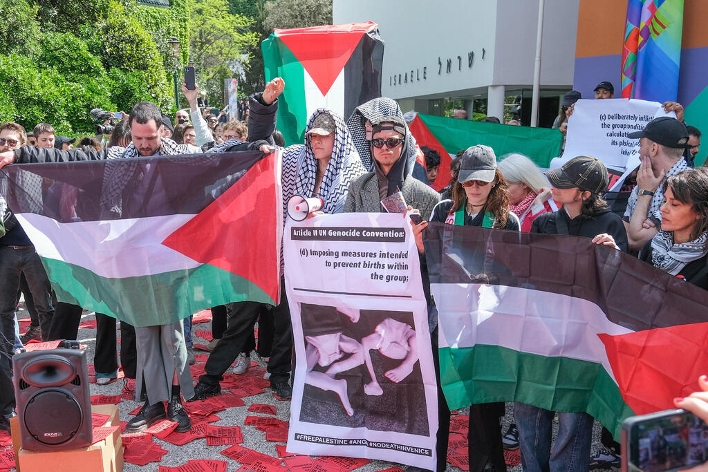 פנאי הפגנה פרו פלסטינית ליד הביתן הישראלי הסגור בונציה