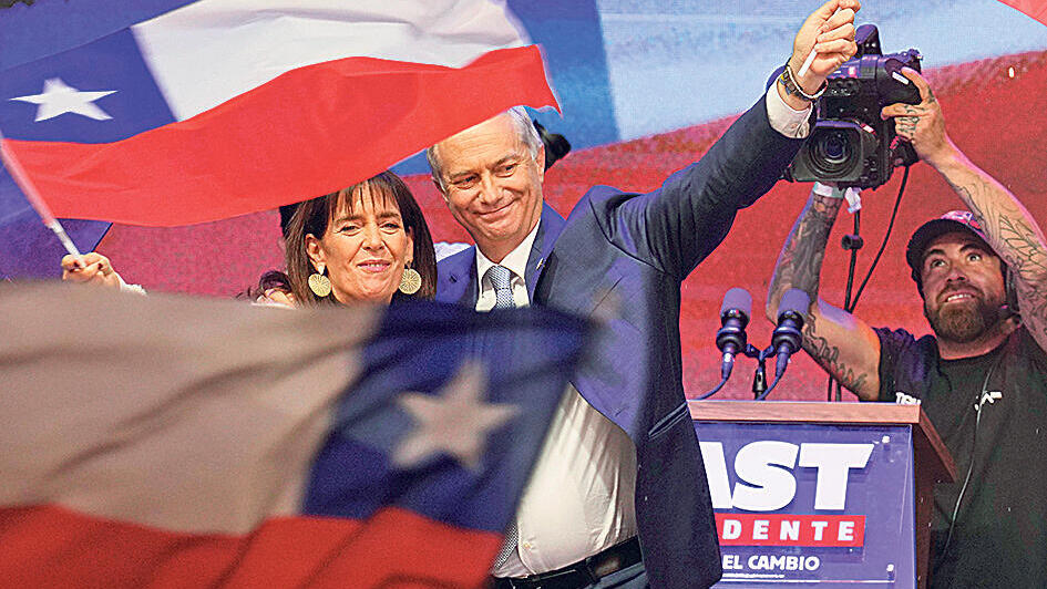 קאסט ואשתו חוגגים ניצחון (צילום: AP/ Matias Delacroix) אנטוניו קאסט ואשתו חוגגים ניצחון