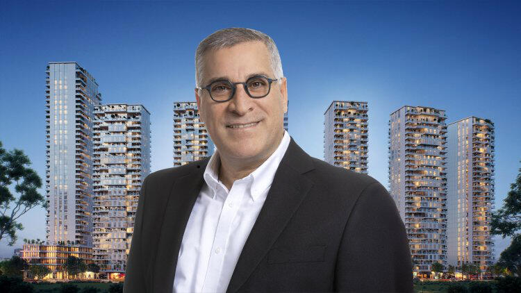 מנכ"ל רוטשטיין אבישי בן חיים על רקע הדמיה של התוכנית בנתניה (צילומים: רז רוגובסקי, כנען שנהב אדריכלים) מנכל רוטשטיין אבישי בן חיים על רקע הדמיה של התוכנית בנתניה מרכז הנדל"ן