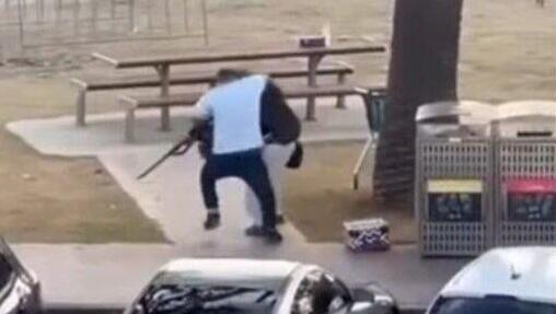 ביל אקמן תרם 100 אלף דולר: גיוס המונים לאדם שנטרל את המפגע בסידני