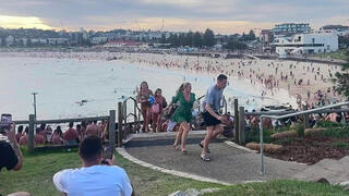 ננלטים מ פיגוע ירי נגד הקהילה היהודית בהדלקת נר חנוכה ראשון ב חוף בונדי ביץ סידני אוסטרליה