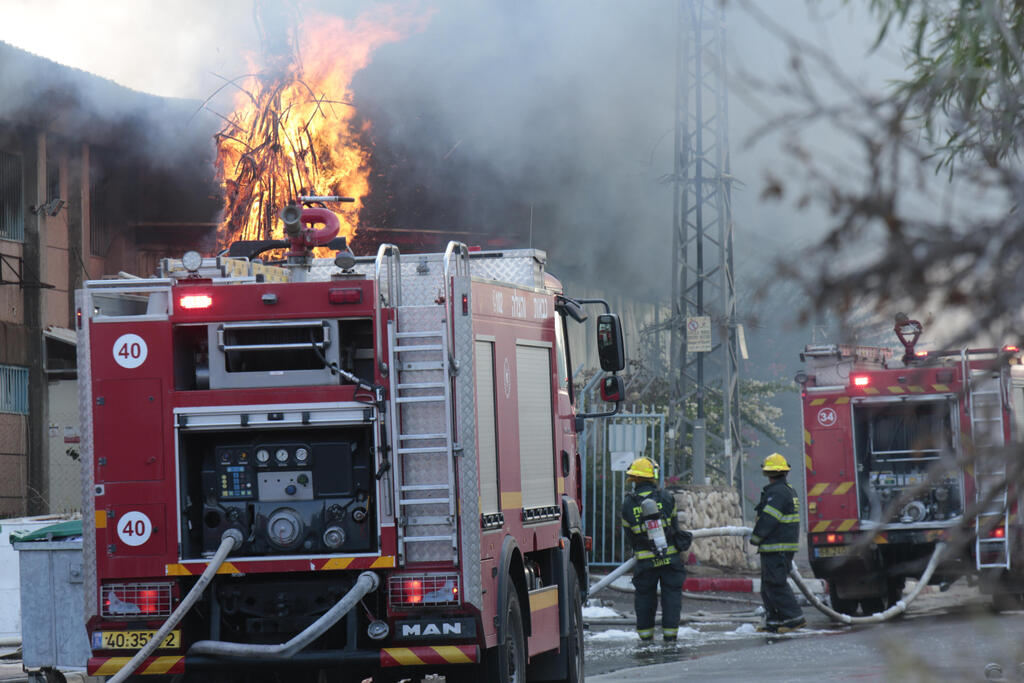 השרפה מפגיעת רקטה במפעל בשדרות, ב־2019. "גם ב־7 באוקטובר חטפנו טיל. לא יכולתי לחכות למדינה, תיקנתי לבד" (צילום: תומר שונם הלוי) השריפה מפגיעת רקטה במפעל בשדרות, ב־ 2019 . "גם ב־ 7 באוקטובר חטפנו טיל. לא יכולתי לחכות למדינה, תיקנתי לבד"