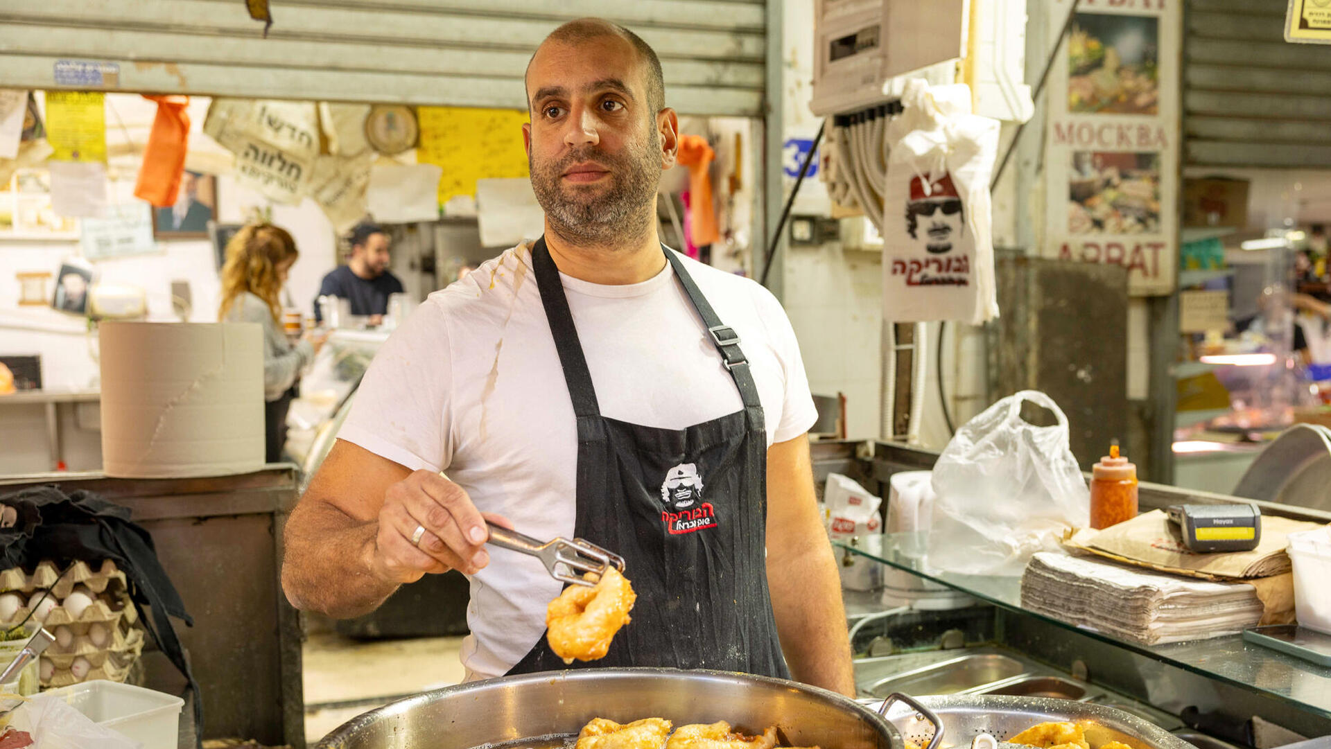 פנאי קובי בוריקה בדוכן שוק הכרמל