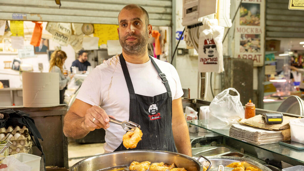 פנאי קובי בוריקה בדוכן שוק הכרמל