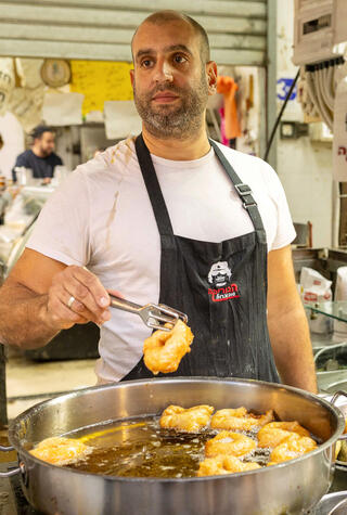 פנאי קובי בוריקה בדוכן שוק הכרמל