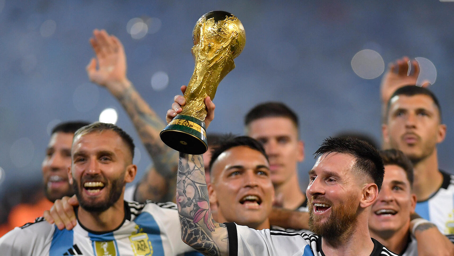 ליאו מסי מניף את הגביע לאחר הניצחון של ארגנטינה על צרפת במונדיאל 2022 בקטאר