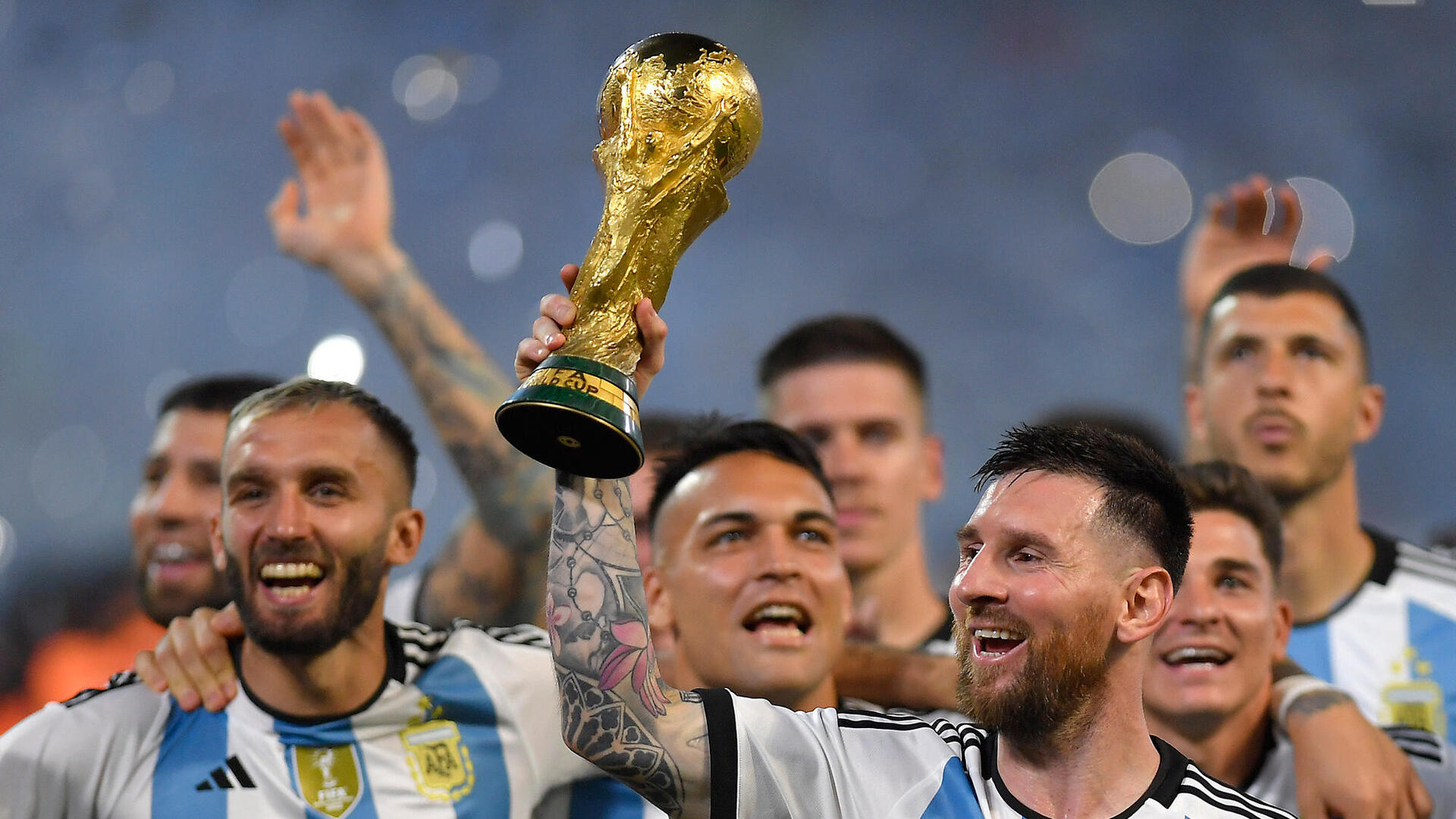ליאו מסי מניף את הגביע לאחר הניצחון של ארגנטינה על צרפת במונדיאל 2022 בקטאר