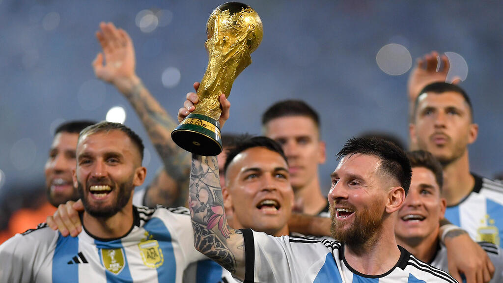 ליאו מסי מניף את הגביע לאחר הניצחון של ארגנטינה על צרפת במונדיאל 2022 בקטאר (צילום: Hernan Cortez/Getty Images) ליאו מסי מניף את הגביע לאחר הניצחון של ארגנטינה על צרפת במונדיאל 2022 בקטאר