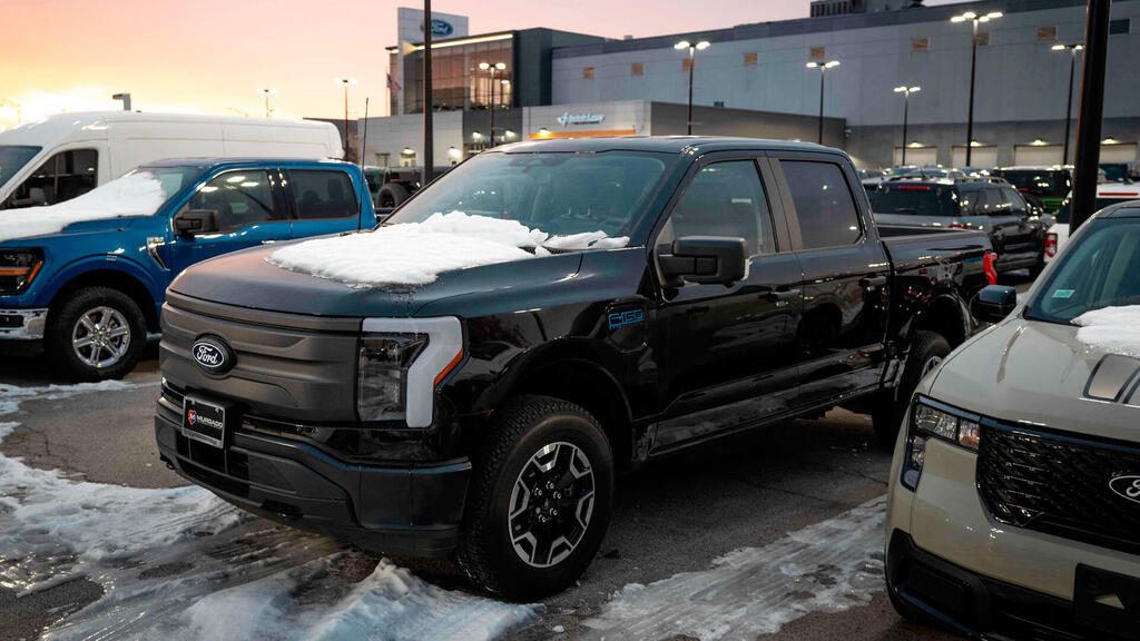 F-150 לייטנינג בסוכנות פורד בשיקגו (צילום: SCOTT OLSON / AFP) F-150 לייטנינג בסוכנות פורד בשיקגו