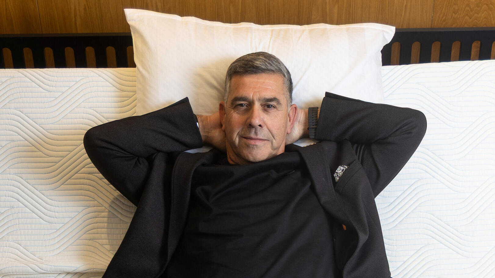 ברססט השבוע, באחת מחנויות הולנדיה. "כשאני ישן אני מחבק כרית, ומתכסה בשמיכת כובד"