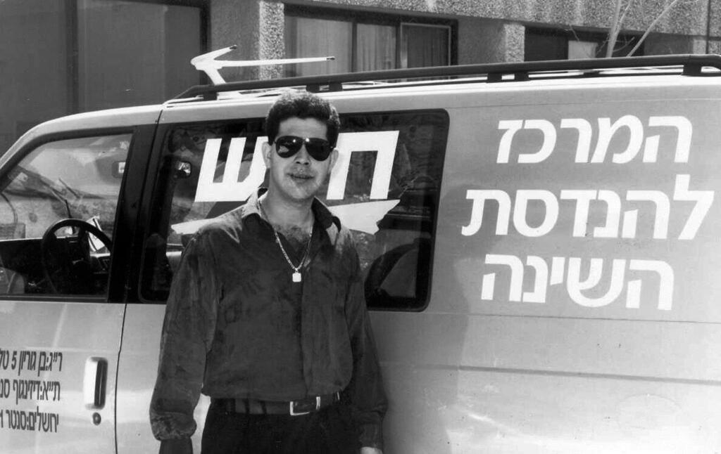 אבי ברססט בן ה־23 עם רכב שירות של הולנדיה. "התחלתי בהרכבת מיטות, אחר כך מכרתי מיטות לחקלאים עם גב שבור כמו של אבא" (צילום: באדיבות המרואיין) אבי ברססט בן ה־ 23 עם רכב שירות של הולנדיה. "התחלתי בהרכבת מיטות, אחר כך מכרתי מיטות לחקלאים עם גב שבור כמו של אבא"