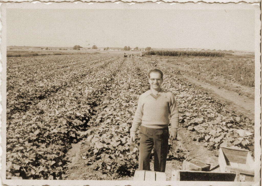 יצחק ברססט בן ה־37 באחד השדות שלו במושב אורות. "הוא כל הזמן החליף מזרנים, עד שמצא בהולנד מיטה ששינתה לו את החיים" (צילום: באדיבות המרואיין) יצחק ברססט בן ה־ 37 באחד השדות שלו במושב אורות. "הוא כל הזמן החליף מזרנים, עד שמצא בהולנד מיטה ששינת לו את החיים