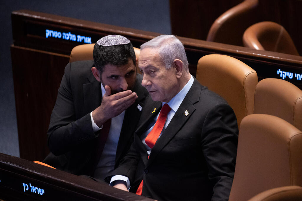 מימין בנימין נתניהו ראש ה ממשלה שלמה קרעי שר ה תקשורת  ב מליאת ה כנסת