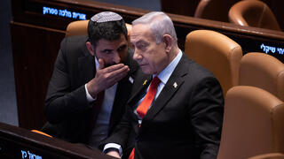 מימין בנימין נתניהו ראש ה ממשלה שלמה קרעי שר ה תקשורת  ב מליאת ה כנסת