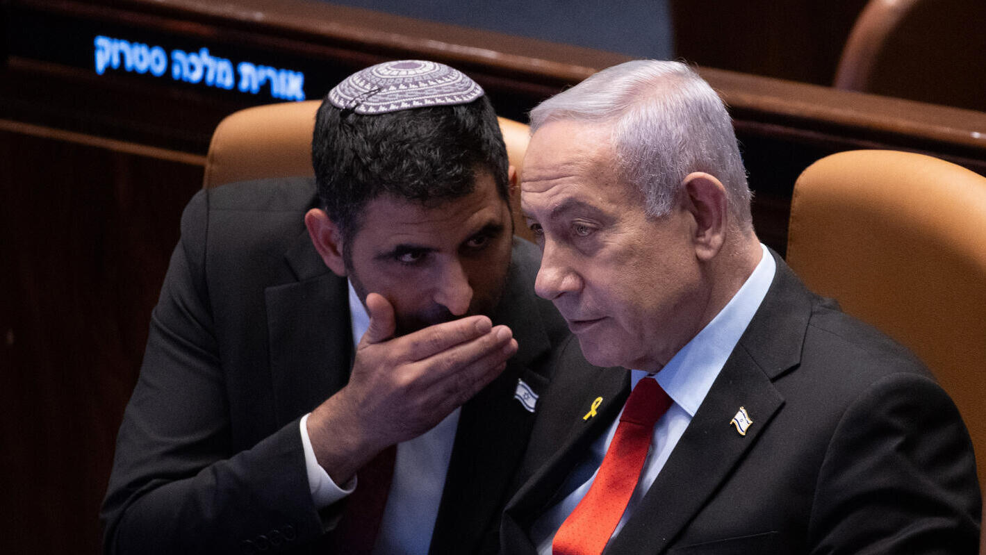 מימין בנימין נתניהו ראש ה ממשלה שלמה קרעי שר ה תקשורת  ב מליאת ה כנסת