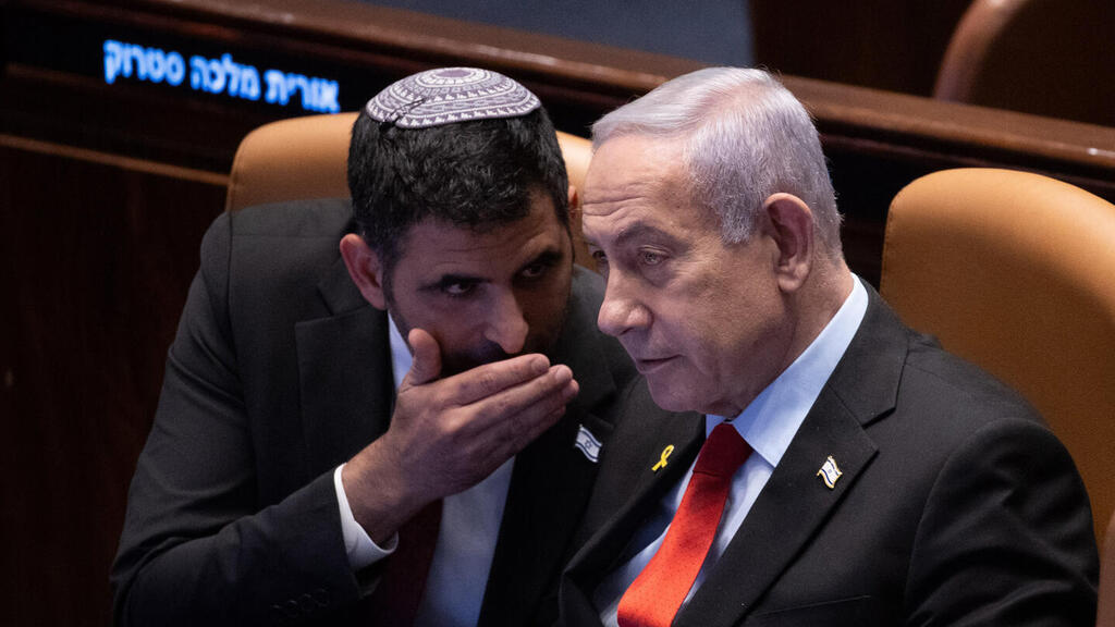 מימין בנימין נתניהו ראש ה ממשלה שלמה קרעי שר ה תקשורת  ב מליאת ה כנסת