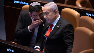 מימין בנימין נתניהו ראש ה ממשלה שלמה קרעי שר ה תקשורת  ב מליאת ה כנסת