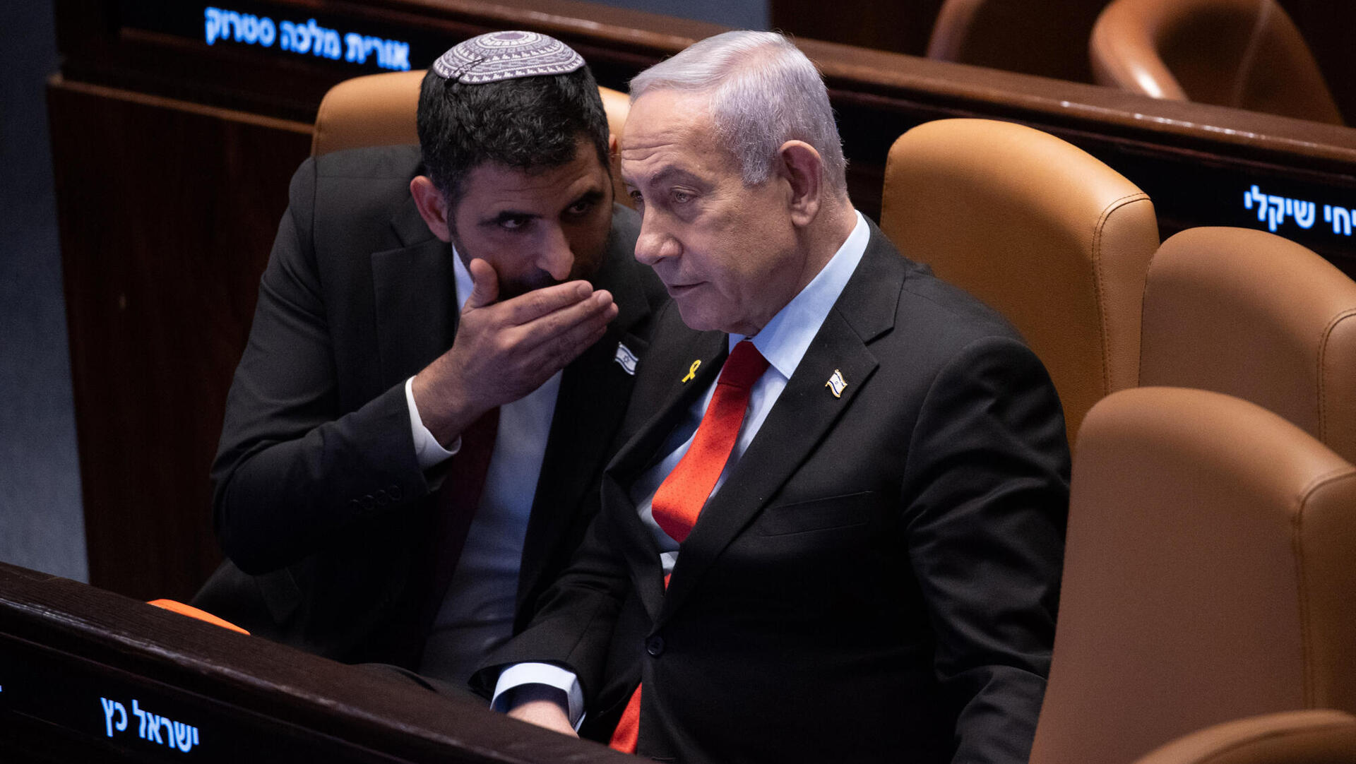 מימין בנימין נתניהו ראש ה ממשלה שלמה קרעי שר ה תקשורת  ב מליאת ה כנסת