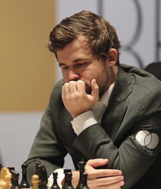 נימן. ניצחונו על קרלסן חולל שערוריית ענק. אלוף העולם דאז האשים אותו ברמאות, ובתגובה צ'ס.קום נדרשה להקשיח את הטיפול שלה ברמאויות