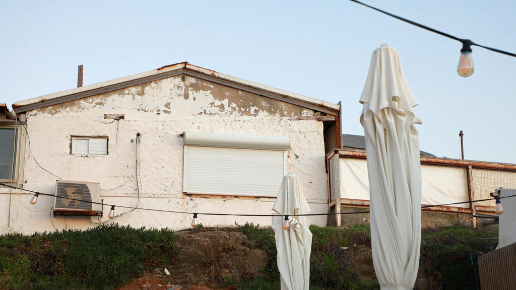 אחד הבתים שיפונו לצורך הרחבת החוף חוף מציצים ב תל אביב