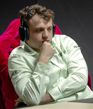 נימן. ניצחונו על קרלסן חולל שערוריית ענק. אלוף העולם דאז האשים אותו ברמאות, ובתגובה צ'ס.קום נדרשה להקשיח את הטיפול שלה ברמאויות