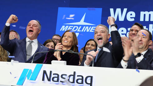 צילום: Getty Images/ Michael M. Santiago אזמל, כפפה ומניה: יצרנית הציוד הרפואי מדליין טסה ב-30% בהנפקה הגדולה של השנה