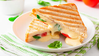 טוסט עם גבינה צהובה