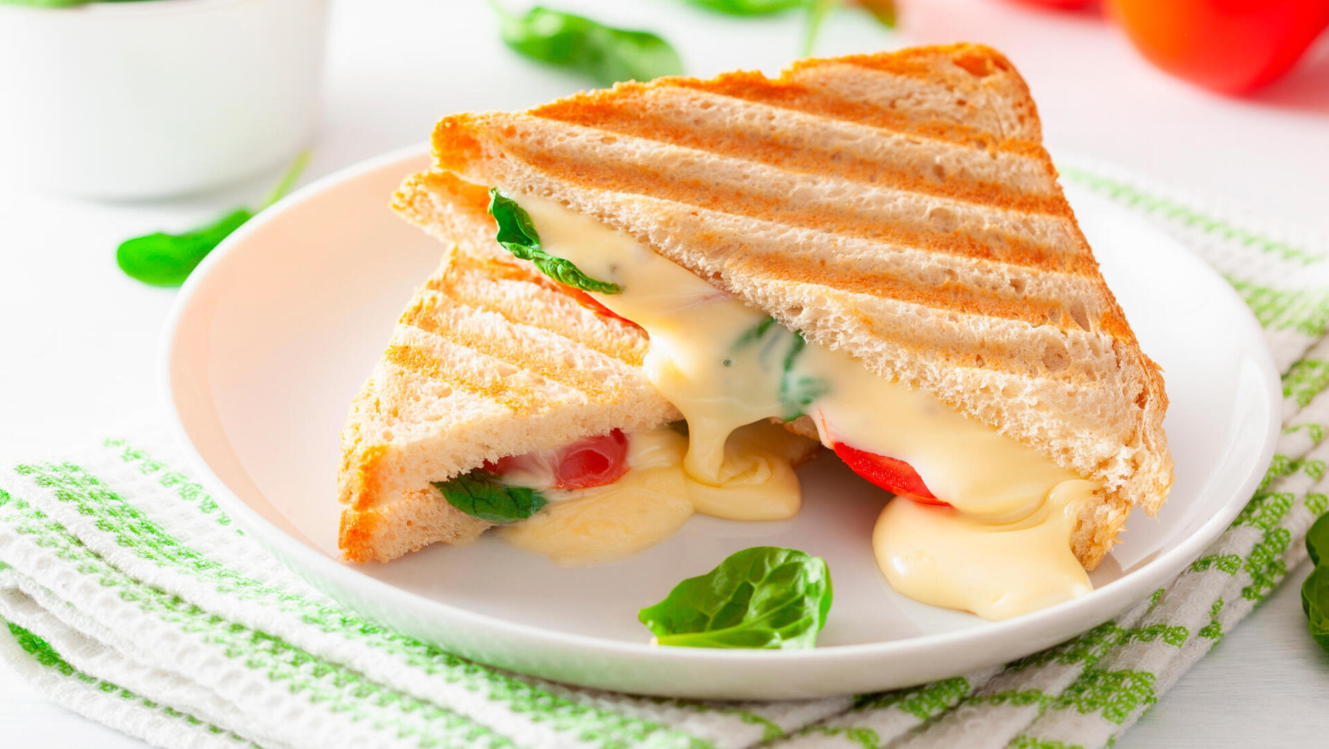 טוסט עם גבינה צהובה