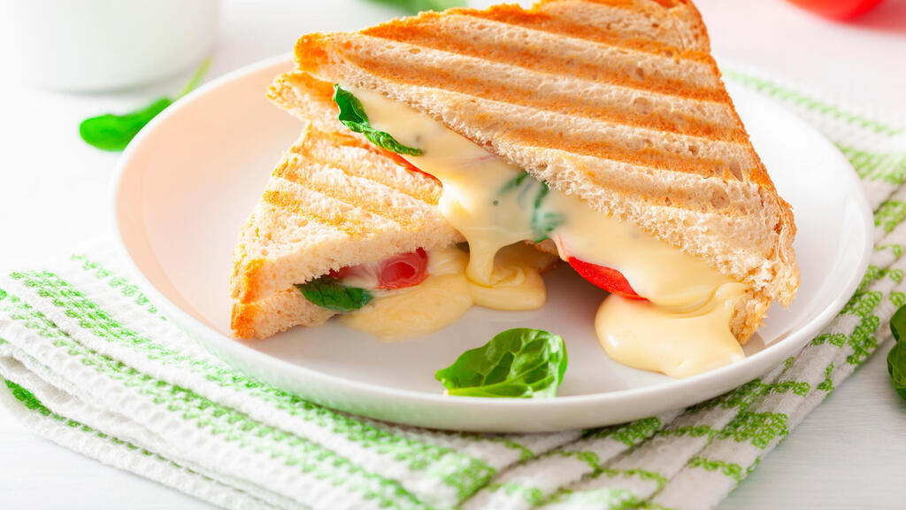 טוסט עם גבינה צהובה