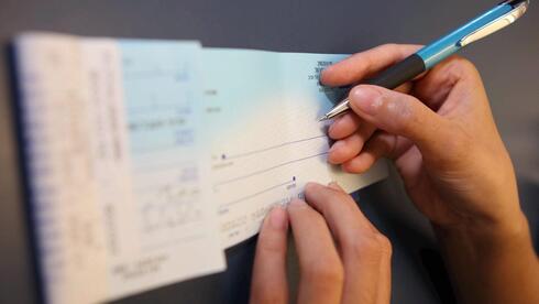 הבשורה לעסקים ומשקי בית שצ'קים שלהם חזרו בתקופת המלחמה עם איראן