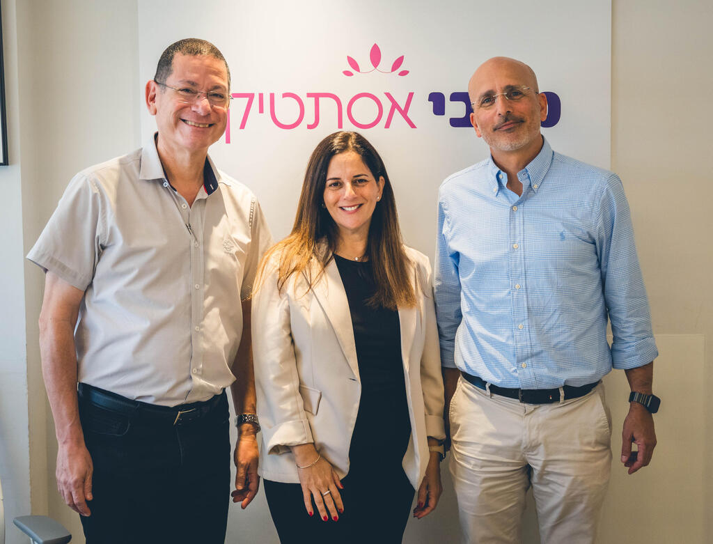 פרופ' יואב ברנע, טוני כהן, מנכ"לית מכבי אסתטיקה, אלי פסח, מנהל מכבי אסתטיקה 