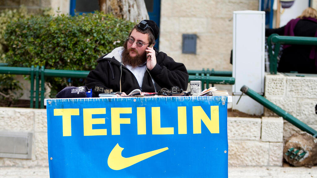 דוכן הנחת תפילין (צילום: עומר מסינגר) חרדי ב דוכן תפילין ירושלים